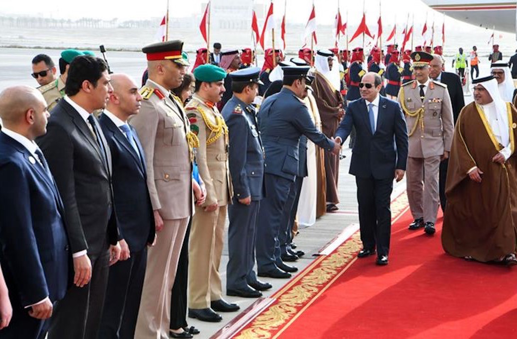 الرئيس السيسي يصل إلى البحرين للمشاركة في القمة العربية ويلتقي الملك حمد بن عيسى آل خليفة